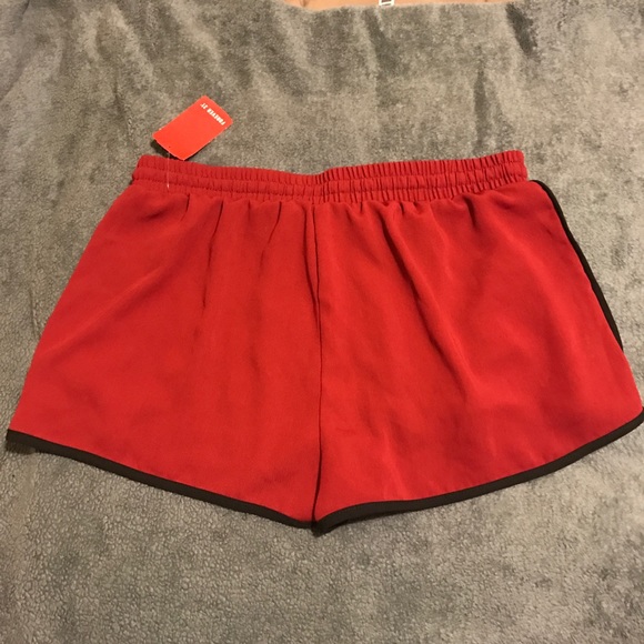 Dark red shorts with black string & detail - Picture 4 of 7